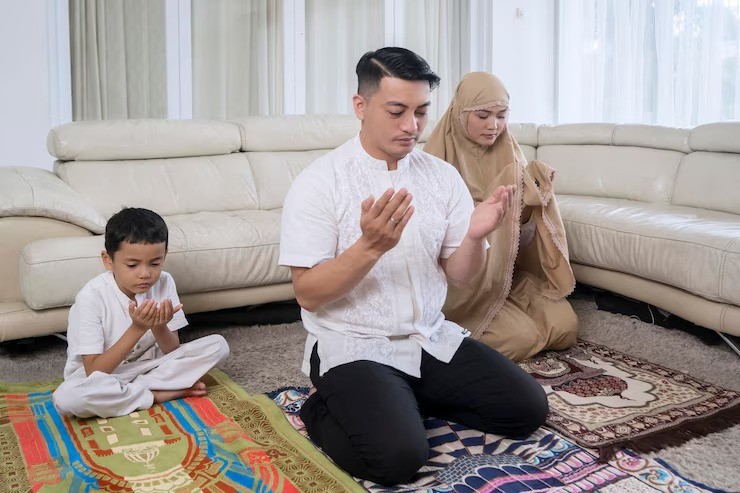 membangun iman anak, parenting rohani, anak mengenal Tuhan, aktivitas iman di rumah, tips parenting spiritual, doa bersama anak, nilai agama anak, kebiasaan baik anak